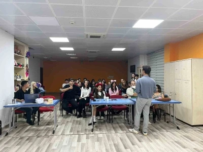 Gönüllü gençler tiyatro sahnesi için kolları sıvadı
