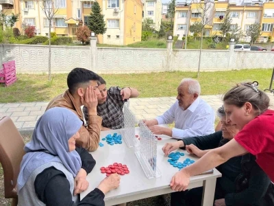 G&ouml;n&uuml;ll&uuml; gen&ccedil;lerden alzheimer hastalarına moral desteği
