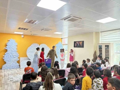 G&ouml;n&uuml;ll&uuml; gen&ccedil;lerden &ccedil;ocuklara tiyatro ş&ouml;leni

