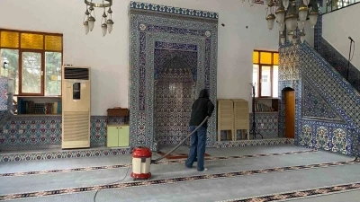 G&ouml;n&uuml;ll&uuml; &ouml;ğrencilerden camiyi temizledi
