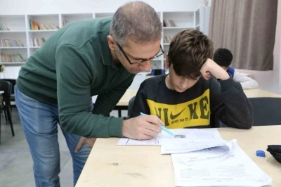G&ouml;n&uuml;ll&uuml; &ouml;ğretmenler tatilde LGS&rsquo;ye hazırlanan &ouml;ğrencilere destek veriyor
