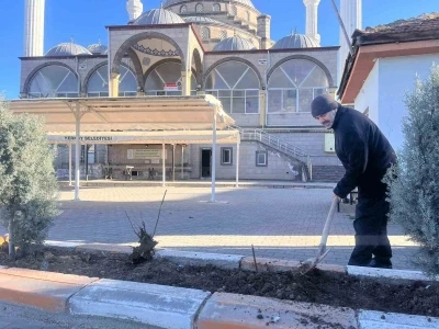G&ouml;n&uuml;ll&uuml; olarak cami &ouml;n&uuml;ndeki &ccedil;i&ccedil;eklerin bakımını yapıyor
