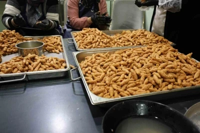 G&ouml;n&uuml;ll&uuml;ler el ele verdi her g&uuml;n 250 ihtiya&ccedil; sahibine iftar hazırlıyor
