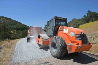 G&ouml;rdes&rsquo;in kritik yolunda asfalt mesaisi başladı
