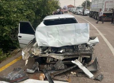 Gördes’te iki araç kafa kafaya çarpıştı: 4 yaralı
