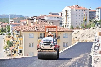 Gördes’te pazar yeri asfaltlanarak modern hale getirildi
