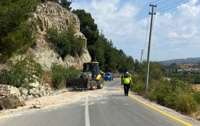 Gördes’te toprak kayması sonucu trafiğe kapatılan yol ulaşıma açıldı
