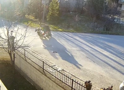 G&ouml;renleri d&uuml;ş&uuml;nd&uuml;ren motosiklet kazası g&uuml;venlik kamerasında
