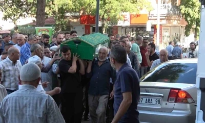 Görev başındayken otomobilin çarptığı güvenlik görevlisi hayatını kaybetti
