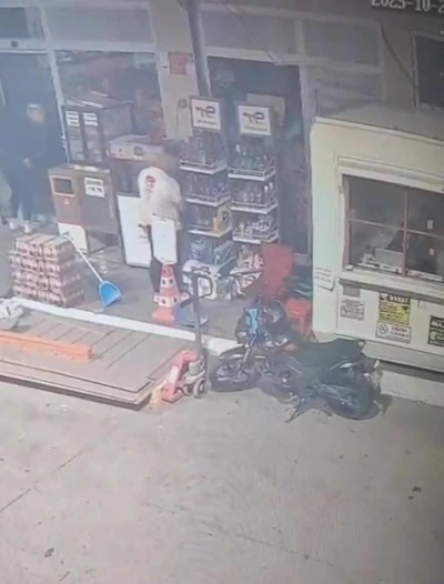 Görevlinin yanı başındaki rahat hırsızlar pes dedirtti
