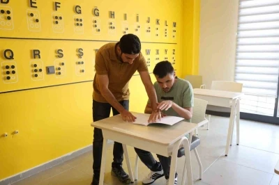 Görme engelli eğitmenleriyle hayata daha sıkı tutunuyorlar
