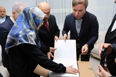 G&ouml;rme engelli hafıza Vali Aydoğdu&rsquo;dan Braille alfabesiyle yazılmış Kur&rsquo;an hediye
