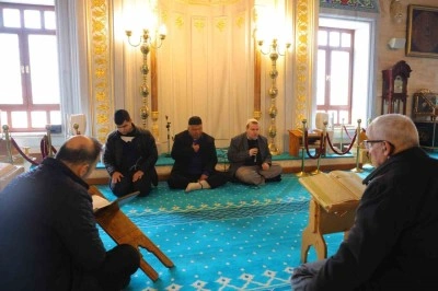 G&ouml;rme engelli &uuml;&ccedil; hafız Ramazan boyunca mukabele okuyor