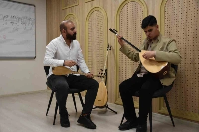 G&ouml;rme engelli Umut, Aşık Veysel&rsquo;in yolundan gidiyor
