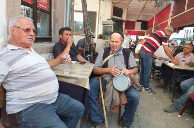 Görme engelli vatandaş 50 yıldır darbuka çalıp türkü söyleyerek geçimini sağlıyor
