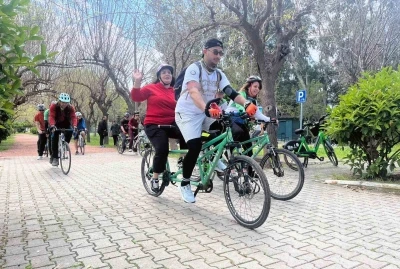 G&ouml;rme engelliler, tandem bisikletle sınırlarını aşıyor
