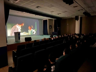 G&ouml;rme g&ouml;rme engelliler i&ccedil;in betimlemeli film g&ouml;sterimi
