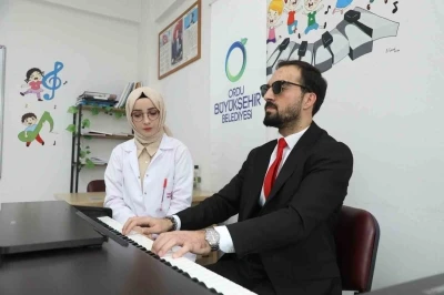 Görmeyen gözlerle değil, hisseden kalple çalıyor
