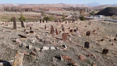 Görüntüsü ile ‘Orhun Kitabelerini’ andırıyor, gerçeği öğrenenler ise hayrete düşüyor

