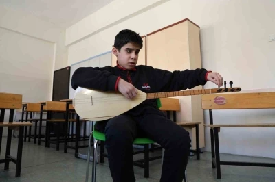 G&ouml;zleri g&ouml;rmeden hissederek &ccedil;alıyor
