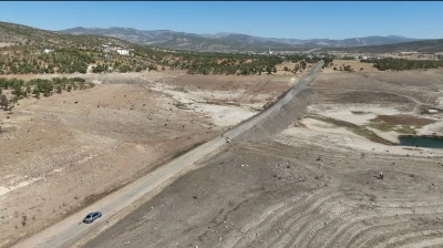 Gülbahar Barajı kuruma noktasına geldi: Eski yol ortaya çıktı
