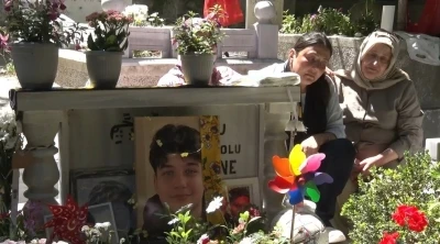 G&uuml;lhan &Uuml;nl&uuml; oğlu Atlas&rsquo;ın mezarı başında g&ouml;zyaşlarını tutamadı: "Atlas&rsquo;sız ikinci bayramımız, acımız g&uuml;n g&uuml;n katbekat artıyor"
