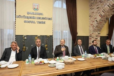 G&uuml;lpınar il&ccedil;e belediye başkanları ve meclis &uuml;yeleriyle iftarda buluştu
