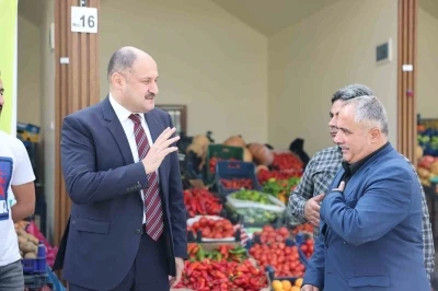 Gülpınar yenilenen pazarda esnafla bir araya geldi
