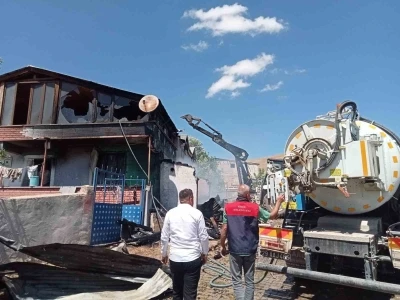 Gümüşhane’de 2 katlı evde çıkan yangın paniğe neden oldu
