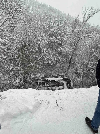 G&uuml;m&uuml;şhane&rsquo;de ambulans dere yatağına yuvarlandı
