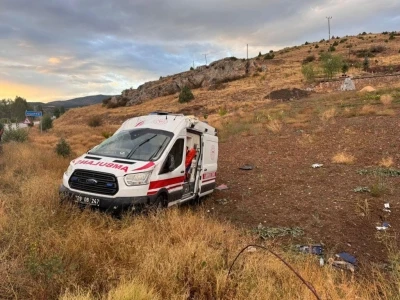 Gümüşhane’de ambulans takla attı: 3 sağlık personeli yaralandı
