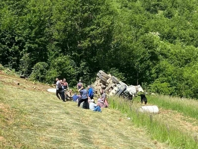 G&uuml;m&uuml;şhane&rsquo;de beton mikseri 150 metrelik dik yama&ccedil;tan yuvarlandı: 2 &ouml;l&uuml;, 1 yaralı
