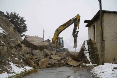 G&uuml;m&uuml;şhane&rsquo;de dağdan kopan dev kayalar ahıra d&uuml;şt&uuml;, 3 ev boşaltıldı
