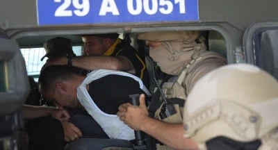 G&uuml;m&uuml;şhane&rsquo;de eşini odunla d&ouml;verek &ouml;ld&uuml;ren zanlı tutuklandı
