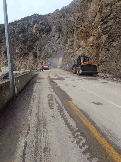 G&uuml;m&uuml;şhane&rsquo;de heyelan sonrası kapanan yol yeniden ulaşıma a&ccedil;ıldı
