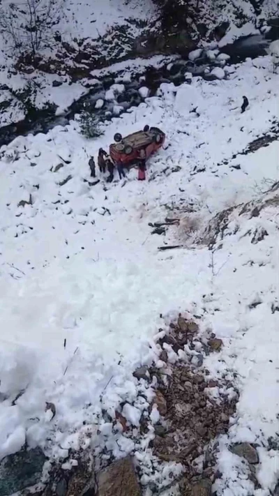 G&uuml;m&uuml;şhane&rsquo;de kamyonet dere yatağına yuvarlandı: 5 yaralı
