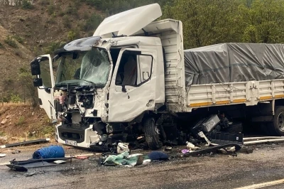 Gümüşhane’de kamyonlar kafa kafaya çarpıştı: 1 ağır yaralı
