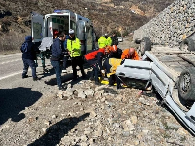 G&uuml;m&uuml;şhane&rsquo;de otomobil ters d&ouml;nd&uuml;: 2 yaralı
