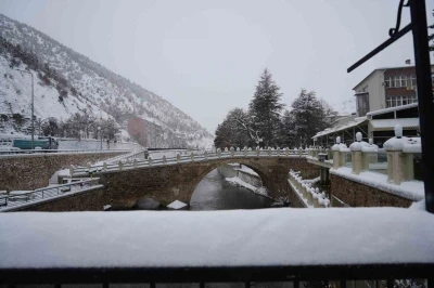 G&uuml;m&uuml;şhane kente merkezinde kar kalınlığı 30 santimetreye ulaştı
