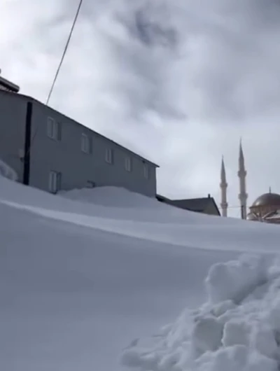 G&uuml;m&uuml;şhane&rsquo;nin yaylalarında kar kalınlığı evlerin boyuna ulaştı
