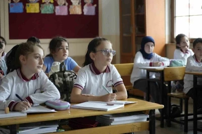 Gümüşhaneli 9 yaşındaki Buğlem her törende İstiklal Marşı’nı işaret diliyle okuyor
