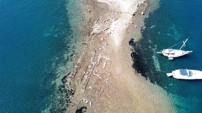G&uuml;m&uuml;şl&uuml;k koyunda sular &ccedil;ekildi, 3 bin 500 yıllık kral yolu ortaya &ccedil;ıktı
