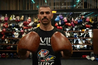 Gündüz polislik akşam boksörlük yapıyor
