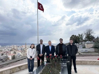 G&uuml;neş mezarı başında anıldı
