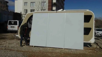 G&uuml;neş panellerinde devrim: G&uuml;nd&uuml;z enerji, gece reklam paneli
