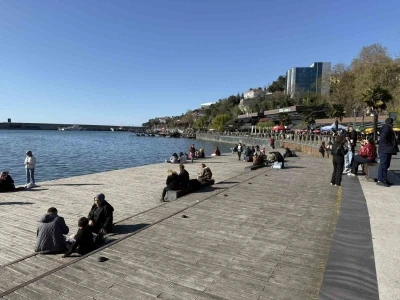 G&uuml;neş y&uuml;z&uuml;n&uuml; g&ouml;sterdi, Zonguldak&rsquo;ta sahil şeridi hareketlendi
