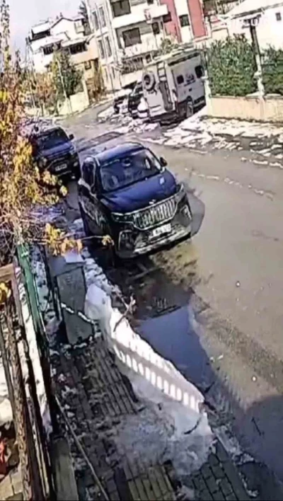 G&uuml;neşi g&ouml;ren kardan adam eriyip kaldırımda devrildi
