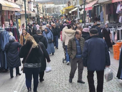 G&uuml;neşli havayı fırsat bilen vatandaşlar &ccedil;arşıya akın etti
