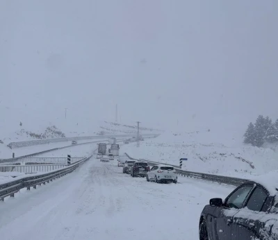 G&uuml;neydoğu&rsquo;da kar esareti: Mardin ve Diyarbakır beyaza b&uuml;r&uuml;nd&uuml;, yollar kapandı
