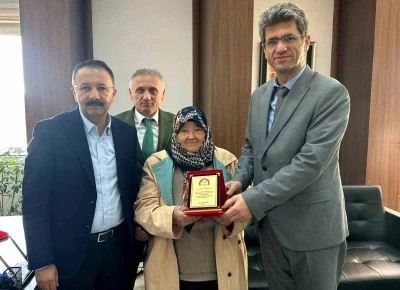 Gurbet&ccedil;i anne ve oğlundan memleketine sağlık desteği
